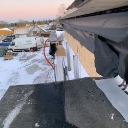 Udskiftning af nyt tag under vinterforhold.