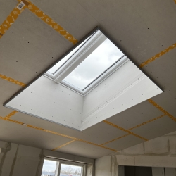 Nyt ovenlysvindue installeret under husrenovering for bedre naturligt lys.