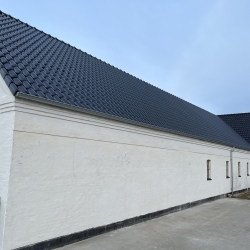 Renovering af hus med nyt tag og nymalet facade.