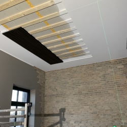 Isoleringsarbejde på loft under renovering af hus.