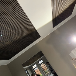 Installation af nyt loft under husrenovering.