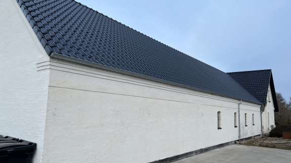 Renovering af hus med nyt tag og nymalet facade.