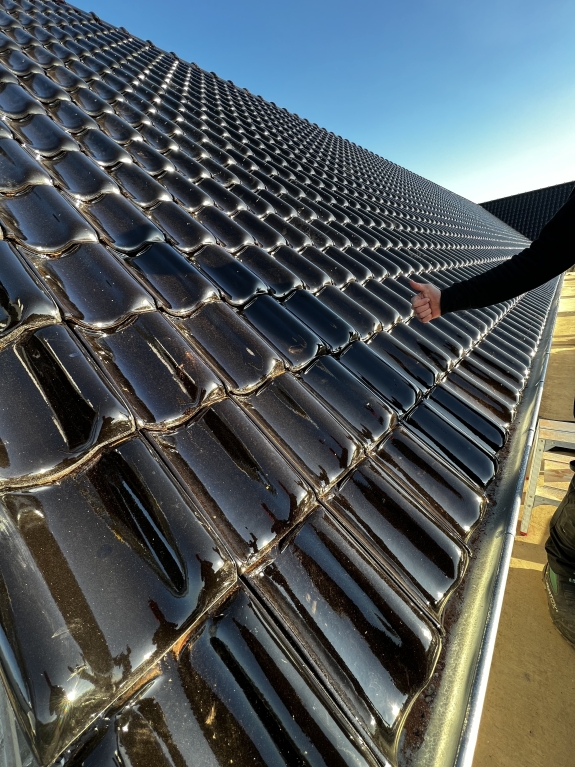 Installation af nyt tag med solceller for optimal energieffektivitet.