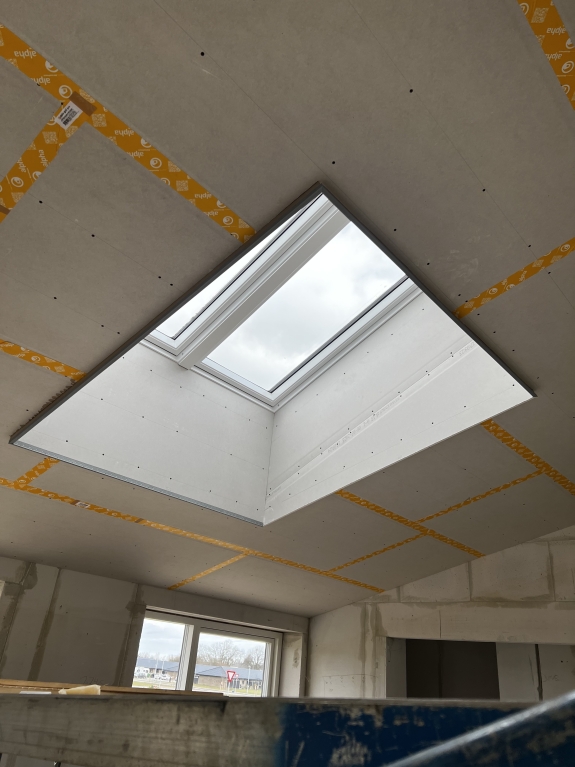 Nyt ovenlysvindue installeret under husrenovering for bedre naturligt lys.