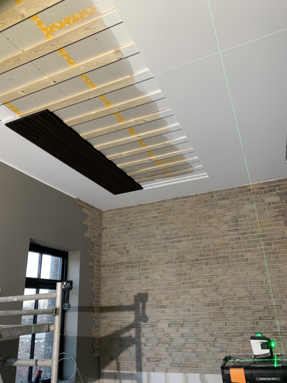 Isoleringsarbejde på loft under renovering af hus.