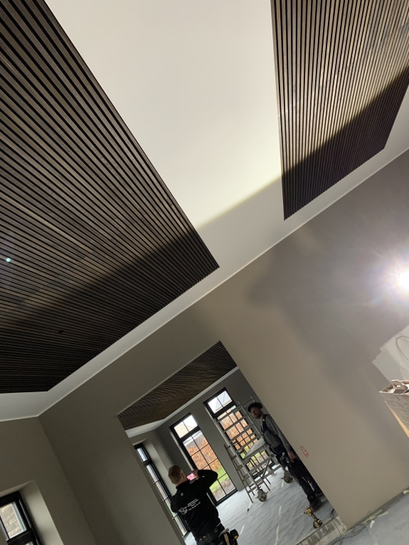 Installation af nyt loft under husrenovering.